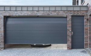 Bild einer Garage mit Nebentür