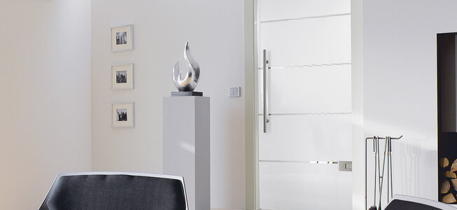 Moderne Mattglas-Pendel-Tür mit Klarglas-Streifen