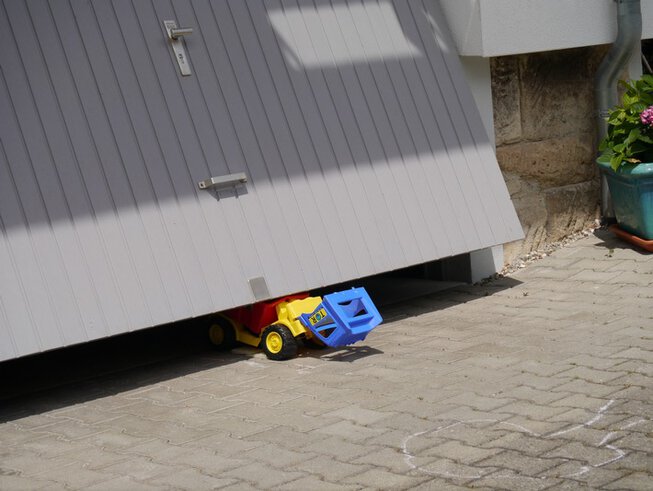 Eingeklemmtes Spielzeugauto eines Kindes
