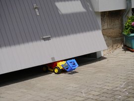 Eingeklemmtes Spielzeugauto eines Kindes