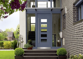 Moderne Haustür mit 2 Seitenteilen aus Aluminium