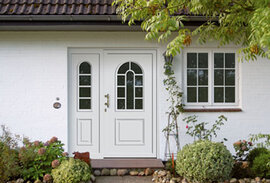 Klassische Haustüre aus weißem Aluminium